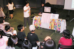 2020ビジョンコーナー 広島弁の紙芝居が好評でした。
